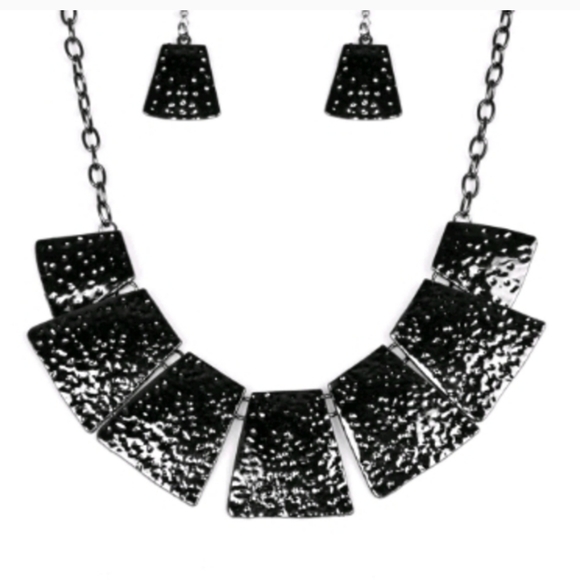 Paparazzi Black Hammered necklace & earrings set, NWT, original packaging